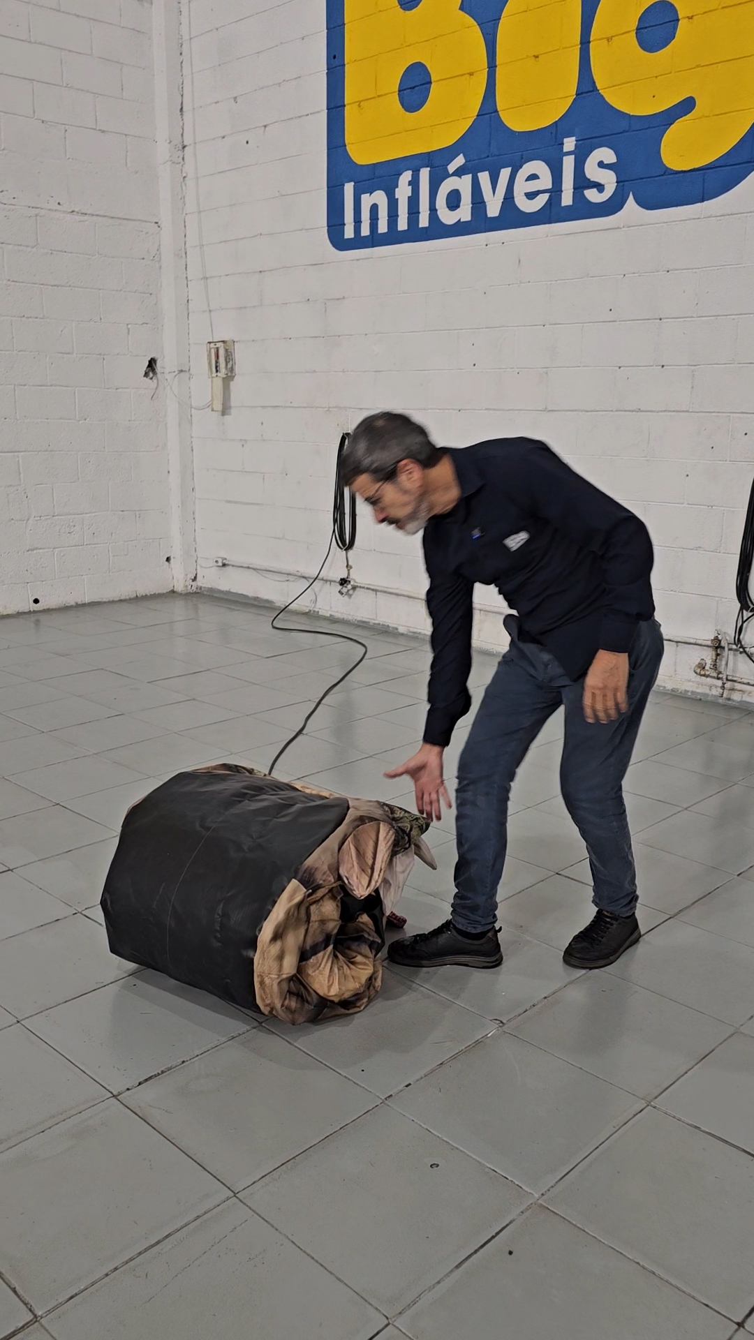 Dragão inflável desinflado e compactado, pronto para caber no porta-malas de um carro
